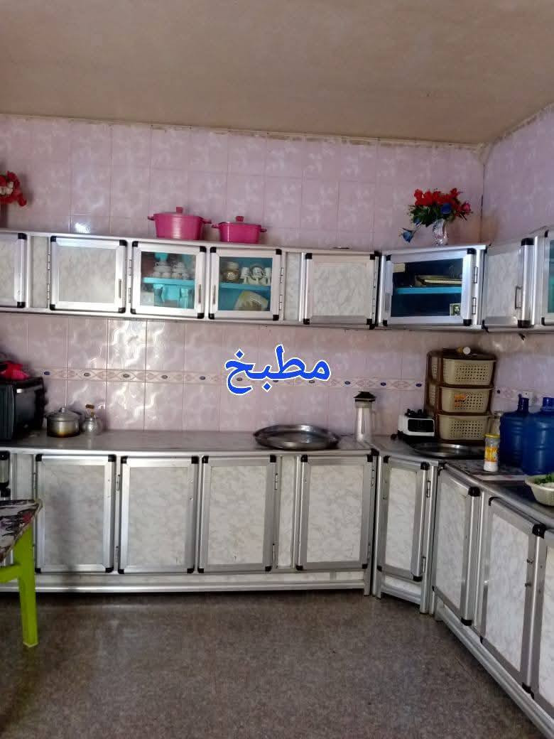 دار للبيع حي الصدر الثاني قرب مدرسة شهيد المحراب يحتوي على غرفتين نوم ٥×٤ وصاله ٩×٥ونص استقبال ٦×٤ ومطبخ ٥×٤ مساحه الدار 200 متر متوفر كافه الخدمات تبليط مجاري ماء كهرباء مدارس  اتصال على الرقم *********** او مراسلة الصفحة واتساب
