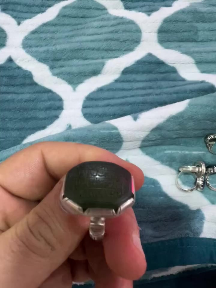 سلام عليكم خواتم طبيعيه غير معالجه صياغه يدويه الي ريد يتواصل وياي *********** واتساب
