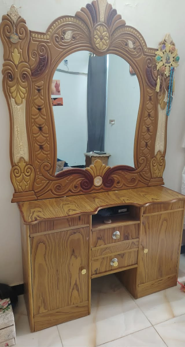 سلام عليكم غرفة نوم كاملة لبيع نوعه سووكيه يحتاجله فقط ترتيب سعره 300 وبيه مجال *********** مكاني نجف
