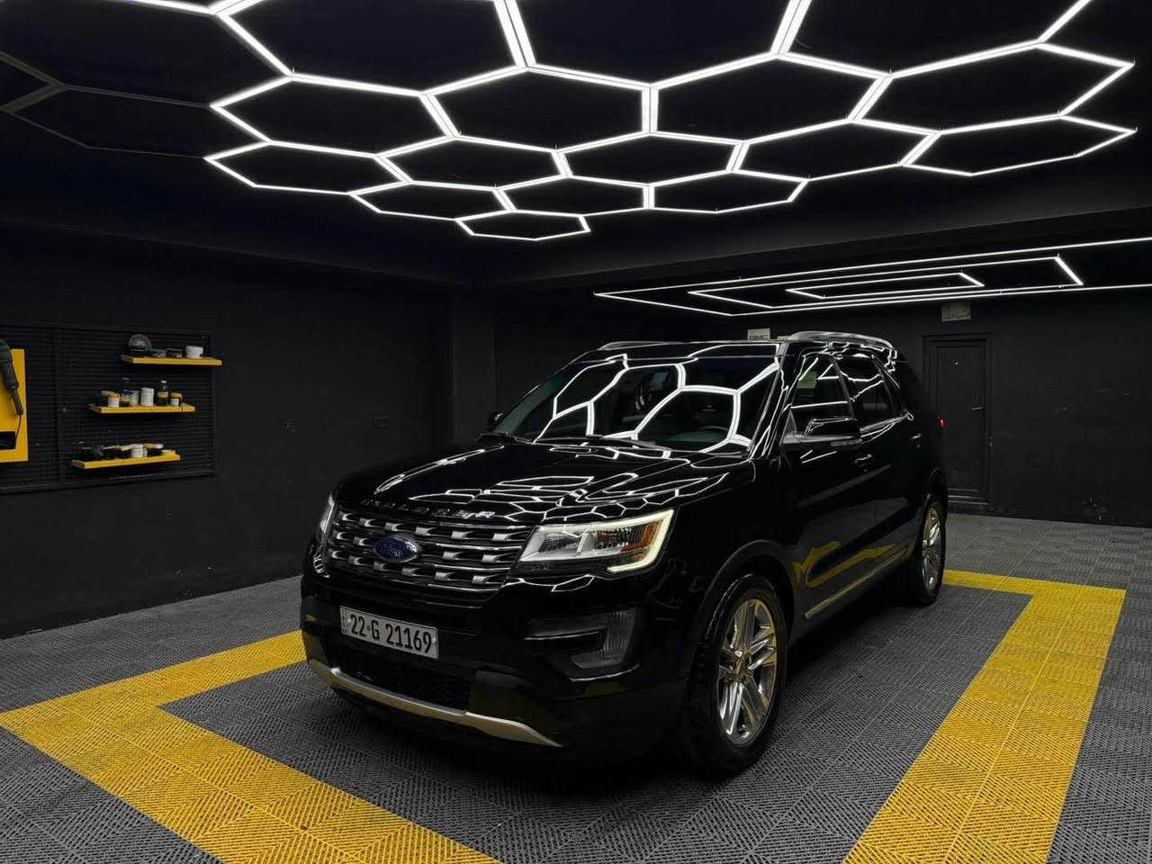 فورد اكسبلور 2017 XLT
دبل بانوراما 
رادار 360 
شاشة كاميرا 
حساس امامي خلفي 
صندوق شفط كهربائي 
7 راكب 
كشن جلد 
تبريد تدفئة مركزي 
5 وضعيات قيادة 
دبل اكسل 4*4
محرك 6 سلندر 
كير محرك بشرط 
السيارة سيرفس كامل على وظع الشركة 
تخم تاير جديد 
بصمة هيتر كشن 
معروض 195
للتواصل واتس اب *********** السليمانية, العراق
