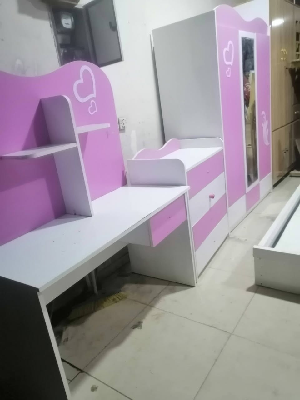 غرفة النوم نضيفة للبيع سعر ١٨٥ اتصال ***********
