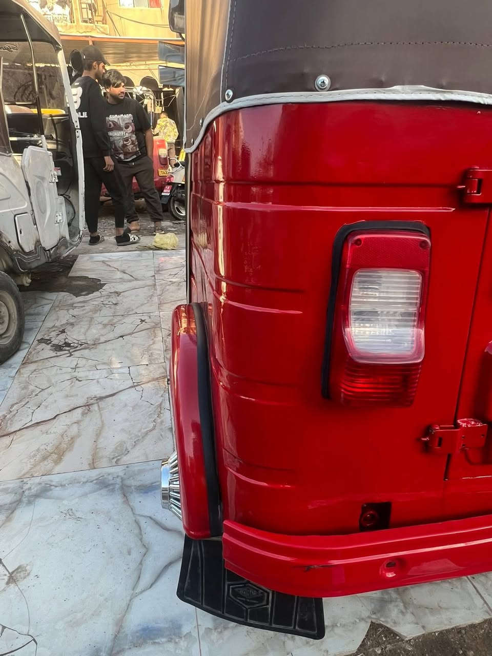 السلام عليكم. تكتك باجاج للبيع مخدومه بالكامله ومصبوغه عام جماليه موديل 2017 محسوبه على ال 18 كلجات كير محرك مكفول لا تبخير ولا تنقيص التكتك جاهزه ربع دينار مينصرف عليها كبات دوشمه مسجل نيكلات دركه اريلات بالعافيه على المشتري السعر 4800 مكاني البياع الشرطه الخامسه  غير متواجد على النت الشراي يتصل على الخط ويدلل ***********
