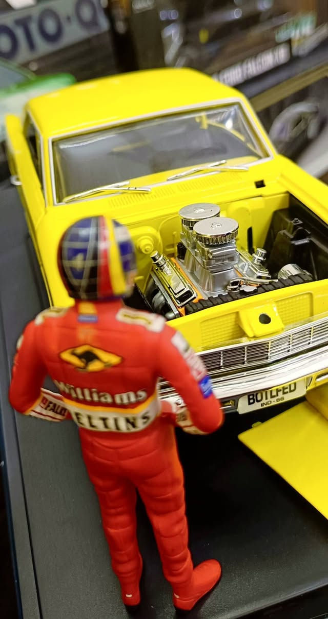 إليك أهم تفاصيل هذا النموذج:
نوع السيارة: شيفروليه نوفا موديل 1966 (Chevrolet Nova SS).

الفئة: برو ستوك (Pro Stock)، وهي فئة مخصصة لسيارات سباقات التسارع (Drag Racing).

اللون: أصفر مشرق.

المميزات: يتميز النموذج بهيكل معدني مع تفاصيل دقيقة، ويشمل أبواباً وغطاء محرك قابلة للفتح، وعجلات أمامية قابلة للتوجيه، بالإضافة إلى تفاصيل داخلية وهيكل سفلي دقيق.

رقم الطراز: يحمل هذا النموذج غالباً الرقم التسلسلي 33814YL أو 36673 ضمن مجموعة American Muscle

ملاحظة: هذا المنتج يعتبر قطعة مخصصة لهواة الجمع (Collectors) ويُصنف للفئة العمرية 14 سنة فما فوق كما هو موضح على العلبة [صورة المستخدم].


**إذا كنت صاحب هذا الإعلان وتريد حذفه لأي سبب، رجاءا أرسل رسالة إلى الدعم الفني**