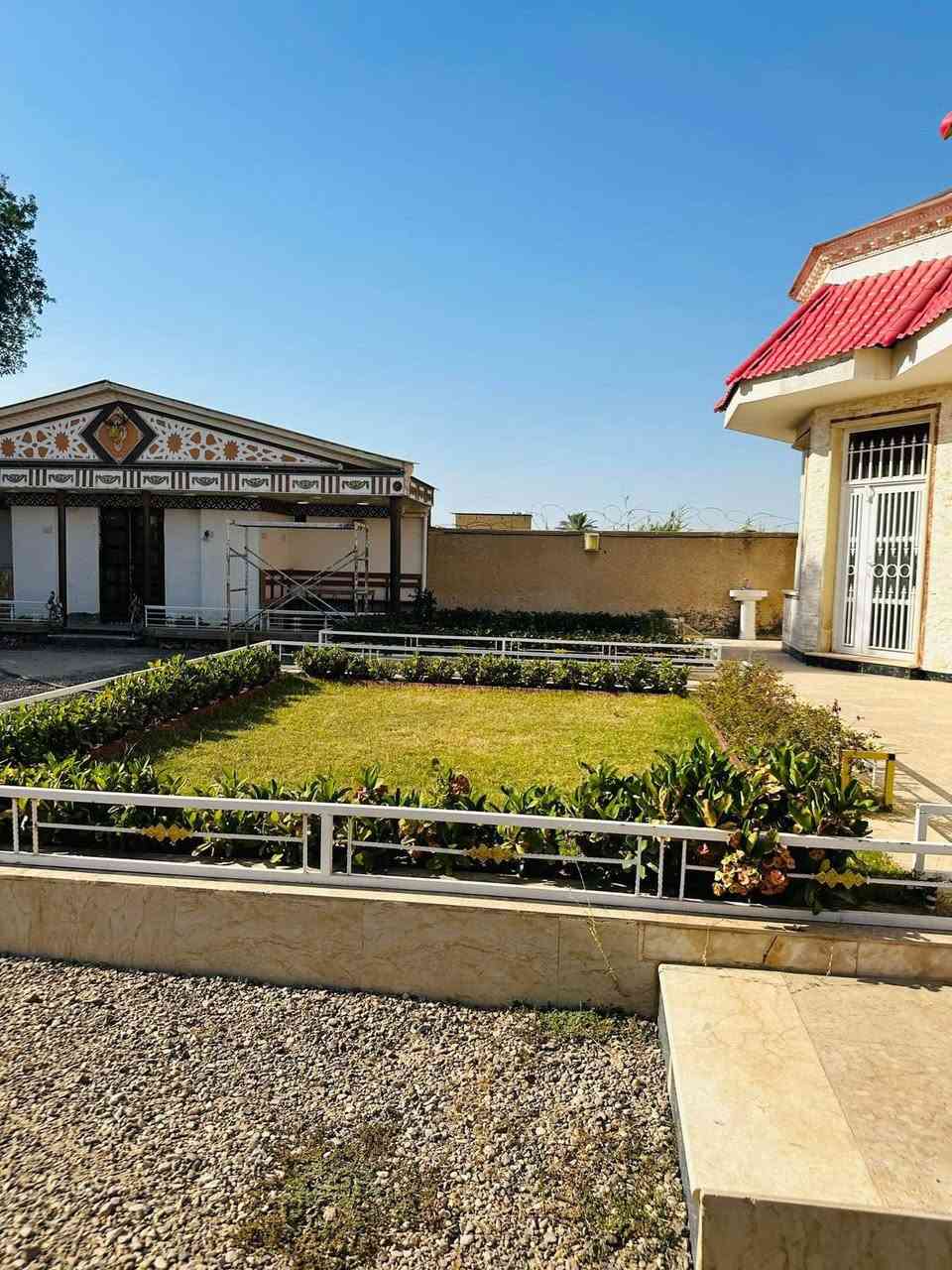 السلام عليكم
مزرعة للبيع       زراعي سند 117

المساحه 2250 متر / طول 125 متر / العرض 18متر /  
الموقع بغداد حي الانتصار قرب مجاور  الراشدية
بناء 550 متر /  متكون البناء من بيتين ممكن فرزهن كل بيت مساحتة 275 متر 
تفاصيل البناء / صاله عدد 2 /مطبخ 2 / استقبال 2 / حمام7 / غرف نوم 8 /
حديقه 600 متر 
+ قطعه خلف البناء فارغه مساحتها 500 متر  
 + كراج 200 متر + مشتمل 

للاستفسار عن معلومات  او السعر 

***********
