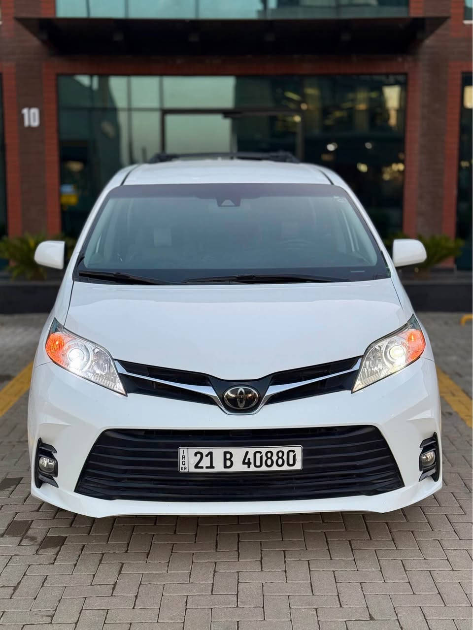 للبيع: تويوتا سينّا 2020 (Toyota Sienna LE)
 الموديل: 2020
 الفئة: LE
 اللون: أبيض
 المسافة المقطوعة: 39 ألف ميل فقط (سيارة لوك بحالة الشركة)
 السيارة باسمي وتحويل غرامات وسنوية كلها جاهزة.
حالة السيارة والبودي:
 السيارة بوضع الشركة وبحالة ممتازة جداً (لوك لوك).
 البودي بيه (بقعتين صبغ فقط) في الجاملغ والبونيد، مو قطع كاملة.
 الصندوق بيه تعديل بارد (بقعة واحدة) بدون صبغ.
 المحرك، الكير، التبريد، الصدر، والأيرباغ كلها بشرط الفحص والشركة.
السعر: 275 ورقة (27,500$) وبيه مجال.
رقم الهاتف: *********** السليمانية, العراق
