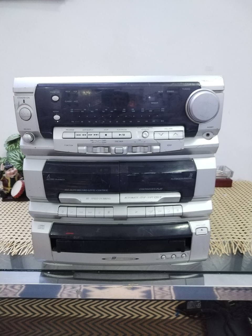 راديو مسجل شغال دبل كاسيت مسجل يراد تنظيف للدكم تبقه دايسهه يشتغل مع ٢٠ كاسيت فارغ جديد ابيع هل موجود سعر ٣٠ مع التوصيل


**إذا كنت صاحب هذا الإعلان وتريد حذفه لأي سبب، رجاءا أرسل رسالة إلى الدعم الفني**