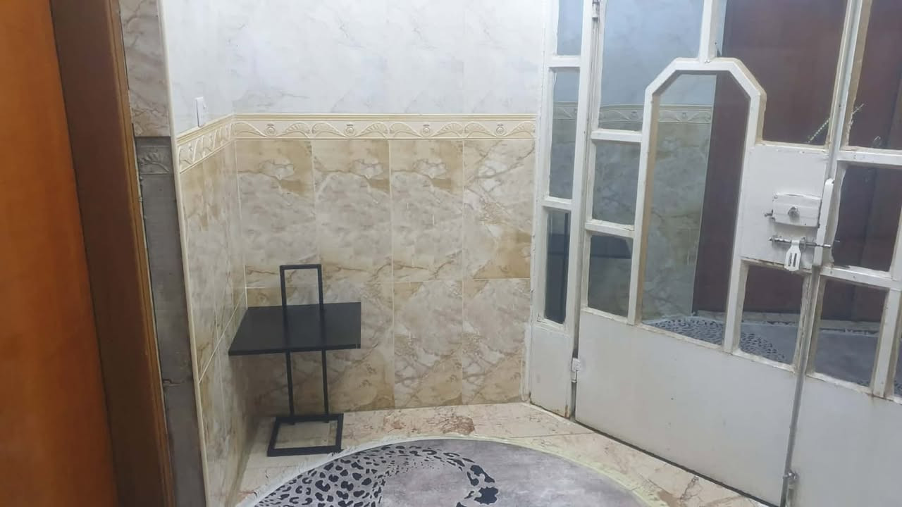 #اعـــــــــــــــلان.. 
بيت للبيـــــع #طابقــــــين 👇 فرصة استثمار 💯
بناء حجر -  البيت نظيف 
✅ مشتملين معزول الأول عن الثاني
✅ مؤجر وارده 700 الف 🔥
✅ مساحة 300 متر 
✅ موقعه قادسية الثانية مقابل مدارس
✅ كل طابق يحتوي غرفتين نوم وصالة واستقبال ومطبخ وصحيات

🔥 السعر 173 مليون قابل للتفاوض

للأستفسار أكثر
*********** متوفر واتس
مكتب التميز للعقار في قادسية الثانية قرب الحوراء
