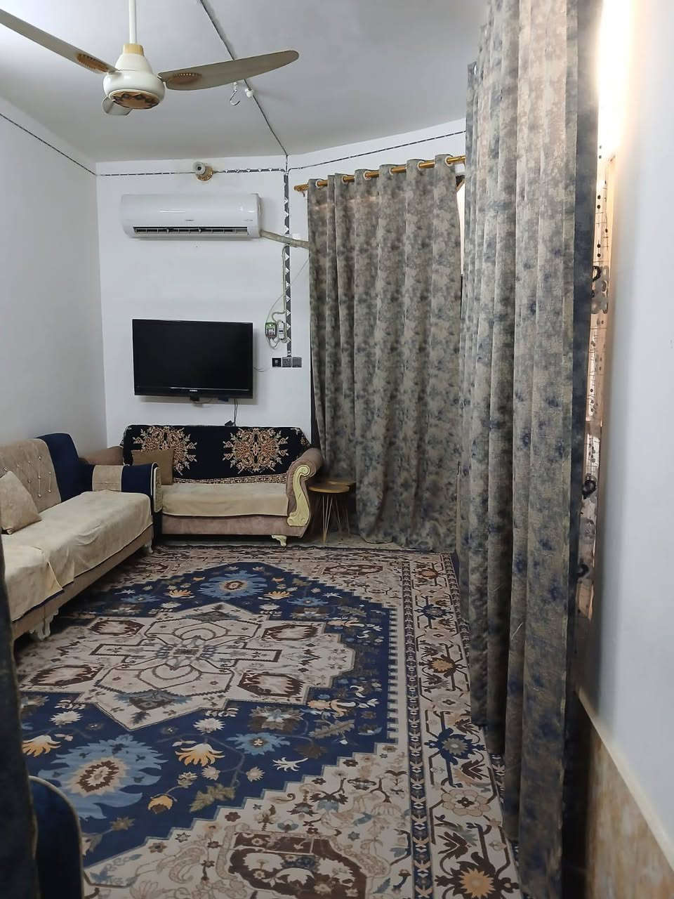 دار للبيع طابقين المساحه 100م غرفه وصاله ومطبخ واستقبال والطابق الثاني غرفه وصاله كبيره وسطحين الأساس صب السقف عكاده  للاستفسار الاتصال على الرقم *********** كوفه شارع المعمل خلف اسواق القلعه قريب للشارع العام
