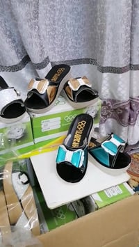 تصفيه مخازن جركز وشحاطه اطفال والوان متنوعه واسعار مناسبه وكميه محدودة...