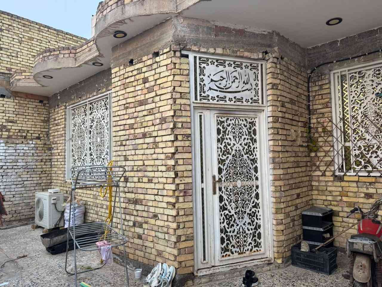 دار معروض للبيع حي التدريسيين خلف الجمعيات على الحديقه رقم العقار 1352 الطابق الثاني الصاله والصحيات كاملات بس الواجهه ما مبنيه مطلوب اسكان 23باقي  للاستفسار ***********
***********
