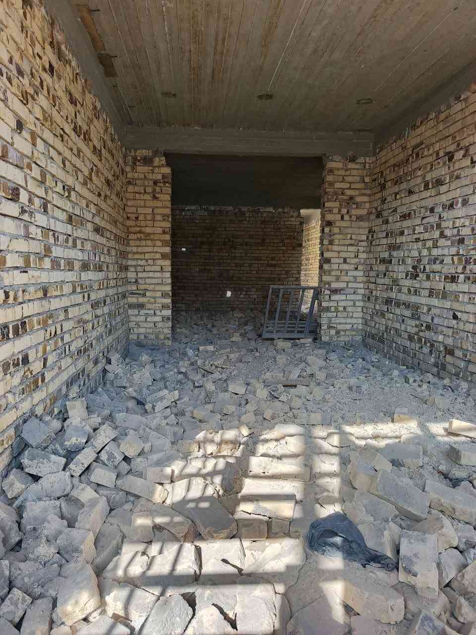 السلام عليكم ..
هيكل مسقف للبيع .. _المساحه138 م_ (طابو صرف🔸 ) 
1_ خارطه هندسيه حديثه وممتازه 
2_ ارتفاع عن الشارع متر ونص
3_ اجازة بناء جاهزه
4_عداد مياه جاهز 
الموقع 📍
(شارع 80_ مال نجف _ مقابيل العاب ارض بابل) 
السعر خاص 
                  (ه‍_ ***********) 
متواجد واتساب ايضاً
