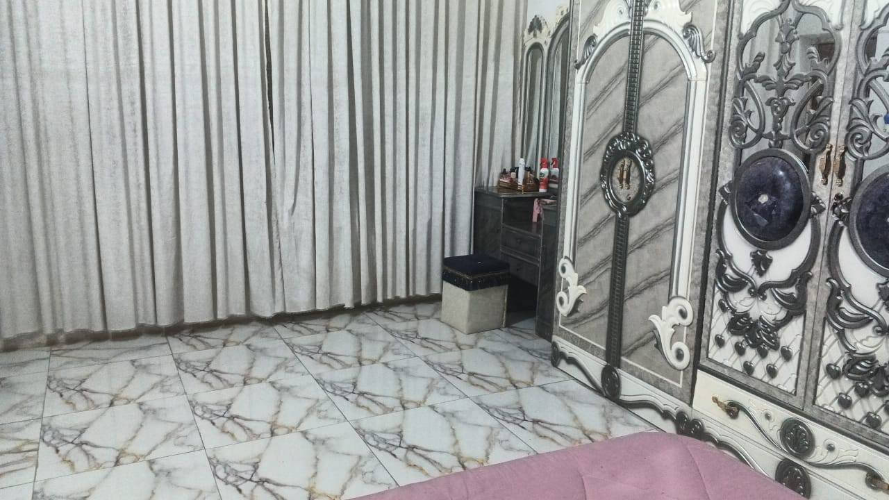 البيت في شارع عشرين الفرع الثالث فرع الزهراء عليها السلام يسمونه الشارع العريض.
المساحة ١٢٠ متر
استقبال وصالة وغرفة نوم وصحيات داخلية وخارجية وبيتونة وسطح

كاشي سقوف ثانوية سيراميك والسطح فرشي.

السعر ٥٣
مراجعة مكتب الخزعلي للعقار ***********
