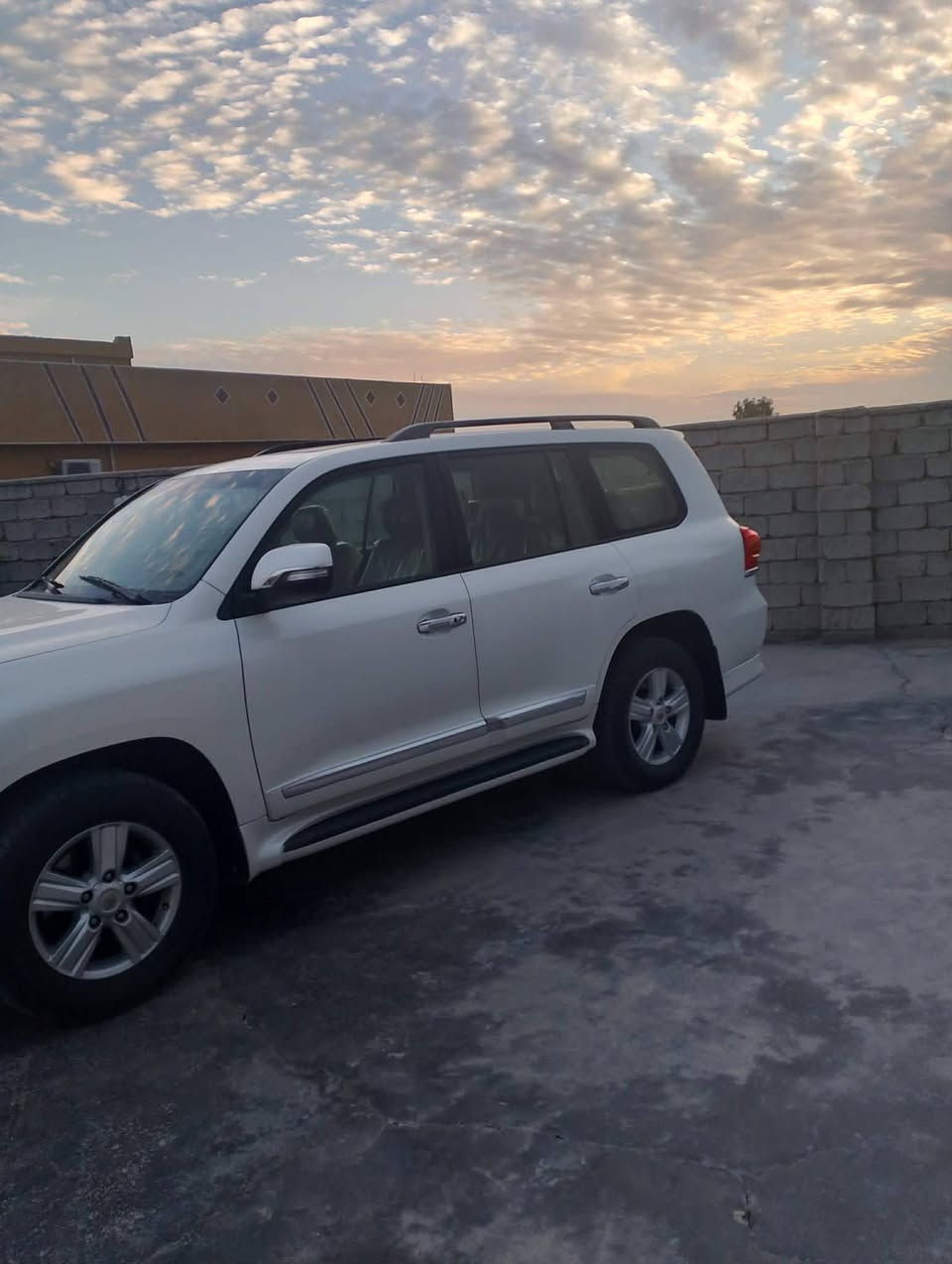 السلام عليكم لاندكروز للبيع موديل 2012مكفوله كفاله عامه  للستفسار ***********/***********
