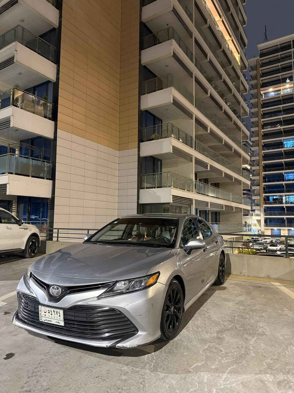 🚗 للبيع كامري 2018 LE وارد أمريكي
✔️ محرك 4 سلندر 2.5 لتر  
✔️ قير أوتوماتيك 8 سرعات  
✔️ دفع أمامي  
✔️ 10 ايربك + رادار + مثبت سرعة  
✔️ نظام مانع انزلاق والمحافظة على المسار  
كير محرك تبريد مكفول 
الضرر قطعة واحدة/جاملغ خلفي صبغ

المواصفات:  
🔹 شاشة وسطية  
🔹 كاميرا خلفية  
🔹 بلوتوث وتحكم من الستيرن  
🔹 جامات كهرباء  
🔹 مكيف أوتوماتيك  
🔹 إنارة أمامية LED  

📍 الممشى: 138 ألف كم  
💰 السعر: 16,200 دولار  

السيارة نظيفة وجاهزة للاستخدام.  
للاستفسار
العنوان بغداد/حي الخضراء 
للاتصال ***********
