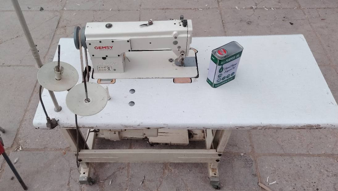 مكينة خياطة جمسي عملاقة شغالة ونضيفة وعلى الفحص ... موضحه بالصور  ... مكانه قضاء عفك وسعره 200 اللي يريدها يراسلني 
او يتصل ع رقم *********** ديوانية, القادسية
