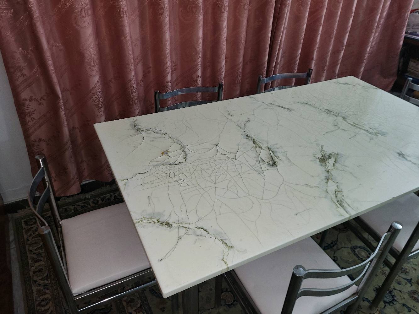 ميز طعام مستعمل بحالة ممتازة، مع 6 كراسي ودوشمة جديدة. 
العرض 1 متر 
الطول 180cm 
الميز مستعمل وبحالة ممتازة 
الكراسي دوشمة جديدة 
اللون ابيض الى بيجي (اوف وايت) 

الاتصال على الواتس اب 
***********
السعر 
300,000 الف عراقي