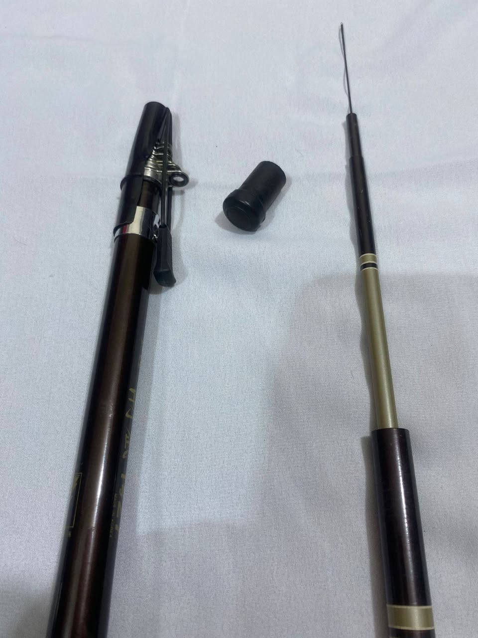 اللهم صل على محمد وال محمد
السعر   ٢٠ ألف عراقي
قصبه + إفلات 
تحفه من التحف الكوريه🐟🐠🎣🇰🇷🇰🇷
 القصبة من النوع التلسكوبي (التي تسحب) وهي من الماركات المعروفة عالمياً (دايوا)، وإليك التفاصيل المختصرة
​التفاصيل الفنية
​ قصبة دايوا (Daiwa) تلسكوبية - موديل "الريح الشرقية" (تفسير الرموز المكتوبة باللغة الآسيوية).
​المنشأ (الصناعة): مكتوب عليها بوضوح Made in Korea (صنع في كوريا)، وهي صناعة ممتازة وتعتبر الدرجة الثانية بعد الياباني مباشرة من حيث الجودة والمتانة.
​الطول: هو 2.70 متر (أو 270 سم)، وهو طول مثالي للصيد من القوارب أو الشواطئ القريبة.
​الصلابة (الرقم 1) إلى أن القصبة ذات "أكشن" ناعم إلى متوسط، مما يجعلها حساسة جداً ومرنة، وهي مثالية لصيد الأسماك الصغيرة والمتوسطة (مثل الشبوط، البني، والكاراسي).
​المواصفات الإضافية
​نوع القصبة: قصبة تلسكوبية (سلايت) تتميز بوجود حلقات (Guides) خارجية، مما يسمح باستخدام بكرة (ماكينة) صيد معها.
​التصميم: الغلاف الخارجي والمقبض يوحي بأنها إصدار كلاسيكي متين، وتتميز بمرونة عالية في "اللافات" (القمة) لامتصاص ضربات السمكة❤


**إذا كنت صاحب هذا الإعلان وتريد حذفه لأي سبب، رجاءا أرسل رسالة إلى الدعم الفني**