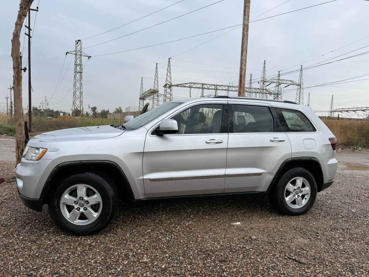 � للبيع أو المراوس: جيب لاريدو 2011 – كلين تايتل

🔥 سيارة نظيفة جداً ومجهزة بالكامل 🔥

📍 الحالة: كلين تايتل (بدون حادث)
📍 ملاحظة:: صبغ خفيف شوية فقط بالجاملغ أثر شخط، بدون معجون (فقط بخ)

🔧 المحرك والأداء:

 • مكينة جديدة مبدلة بالكامل (يعني تنساها 👍)
 • گير أوتوماتيك بحالة ممتازة
 • أداء قوي وثابت

🔑 الأنظمة والتشغيل:

 • تشغيل بصمة (Start/Stop)
 • تشغيل عن بُعد
 • بصمة أبواب + بصمة جنطة
 • نظام دخول ذكي (Smart Key)

🛋 الداخلية والراحة:

 • مقاعد جلد فاخرة (كشنات)
 • تدفئة وتبريد للمقاعد الأمامية (قطعتين)
 • تحكم كهربائي بالكشنات
 • إضاءة LED تحت الكشنات (ديكور مميز)
 • مكيف أمامي وخلفي (تبريد قوي – ثلاجة)
 • فتحات تكييف خلفية
 • مسند يد أمامي وخلفي
 • كراسي خلفية قابلة للطي (كشنات منفصلة)

📱 التقنيات والترفيه:

 • نظام صوتي ممتاز (عدة سماعات)
 • بلوتوث – USB – AUX
 • تحكم كامل من المقود
 • مثبت سرعة
 • شاشة عدادات واضحة وعصرية

🛡 الأمان والسلامة:

 • وسائد هوائية أمامية وجانبية
 • نظام ABS (مانع انغلاق الفرامل)
 • نظام مانع الانزلاق (Traction Control)
 • نظام الثبات الإلكتروني (ESP)
 • نظام توزيع قوة الفرامل (EBD)
 • نظام إنذار (Alarm System)

🌟 الخارجية:

 • أضواء أمامية (زينون أو LED)
 • كشافات ضباب
 • مرايا كهربائية قابلة للطي
 • زجاج كهربائي بالكامل

💎 ملاحظات:

✔ السيارة نظيفة وجاهزة للاستخدام
✔ مكينة جديدة – أهم ميزة بالسيارة
✔ ما تحتاج أي مصروف

💰 السعر: ( 166 وبيها مجال )
🔁 المراوس: شعندك دزلي 
📞 للتواصل: *********** بعقوبة, ديالى
