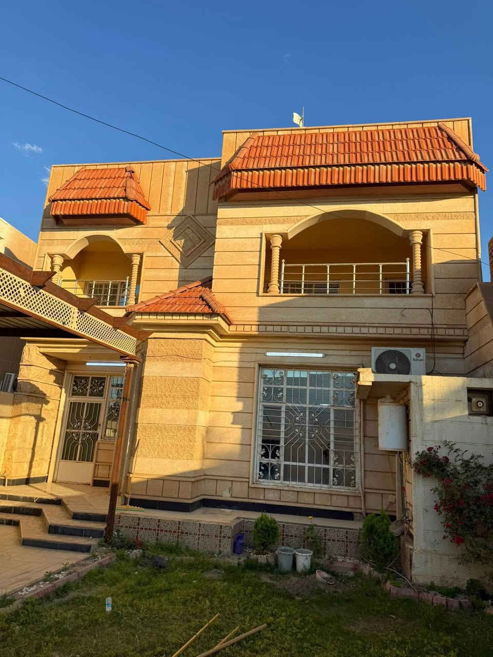 🏡 دار للبيع –موقع القادسيه حي الجامعه ثالث بيت عن التجاري قرب مدينه العاب دريم لاند
 المساحة: 300 متر الوجه 10
تفاصيل الدار:
الوجه حجر وقرميد + حديقه واسعه 
 4 غرف نوم + استقبال + صاله
 مطبخ +ثلاث مجموعة صحية +كراج سياره مع مضله سياره
 السعر: 260 مليون وقابل للتفاوض  لشراي
📞 للحجز والاستفسار: ***********
