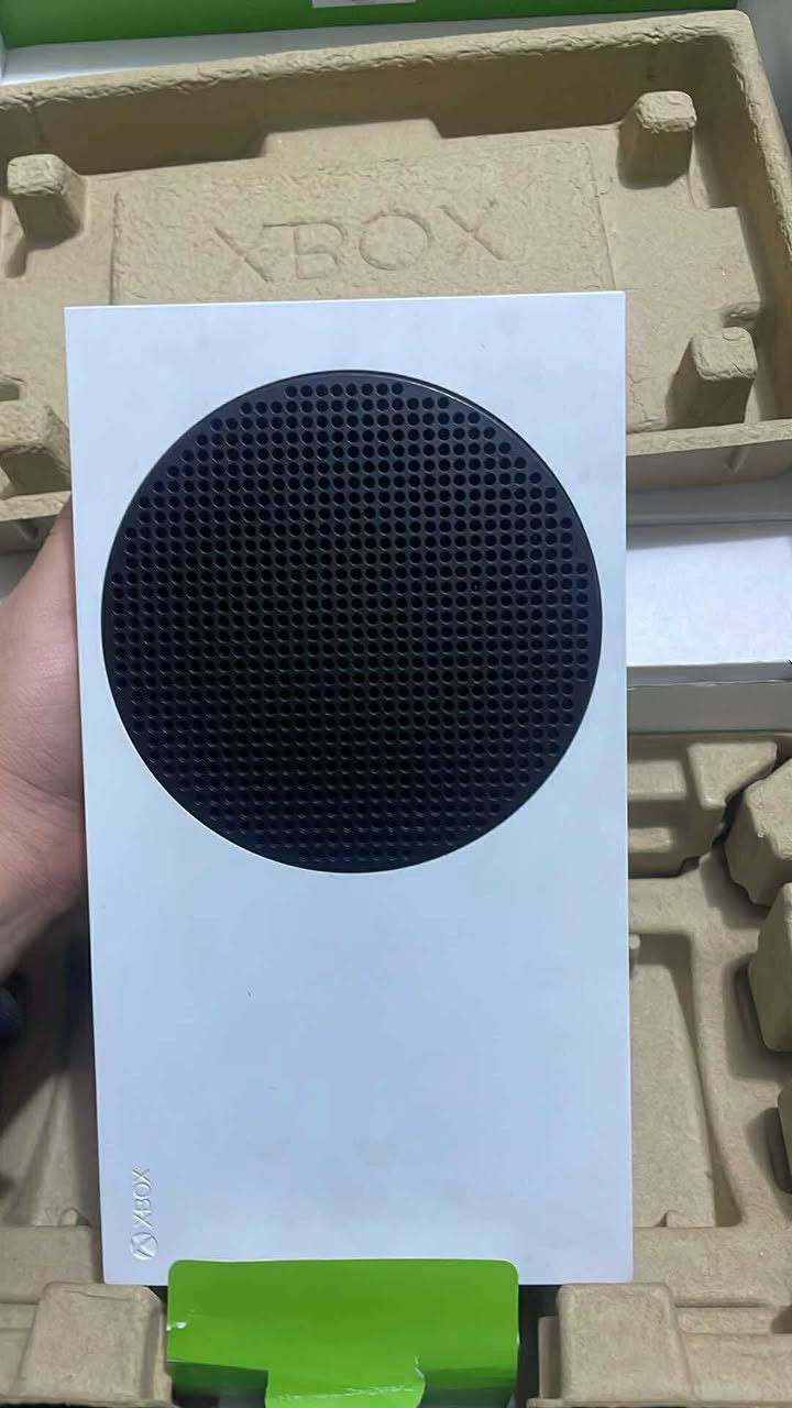 سلام عليكم
سيريس اس 

ذاكرة ٥٠٠

اصدار ٢٠٢٣ 

كامل ملحقات استخدام جدا قليل 

جوستكات عدد ٣  اصلي ٢ تجاري ١ 

ويا حساب بي لعبة سكيرو وحساب بلاك اوبس وفورزا مليان فلوس 

الجهاز بي فقط صفار من يم البور بسبب سيار الكهرباء جان قريب عليه واحترك والجهاز شوية صار بي اثر ما مبين الا تركز بي گد ما بسيط 

الجهاز لا مفتوح ولا مصلح 

ضمان اسبوع بعد استلامك من المندوب اذا بي اي خلل فلوسك راجعه 

سعر الجهاز ٣٨٠ وبي مجال بسيط 

واتساب: ***********

اتصال : ***********

توصيل موجود لكل محافظات العراق شرط عالفحص
