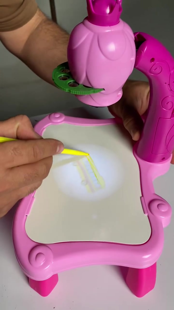 🎨✨ خلي طفلك يرسم ويتعلم بطريقة ممتعة!

طاولة رسم بالبروجكتر تعرض 24 رسمة مختلفة ليتتبعها الطفل بسهولة 🖍️💡

تجي ويا 12 قلم تلوين مائي وسطح قابل للمسح وإعادة الاستخدام ♻️

لعبة تعليمية ممتعة للأطفال +3 سنوات 😍

السعر : 15 الف مع التوصيل


**إذا كنت صاحب هذا الإعلان وتريد حذفه لأي سبب، رجاءا أرسل رسالة إلى الدعم الفني**