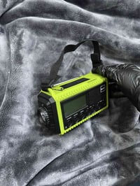 بروجكتر • طاقة شمسية • راديو