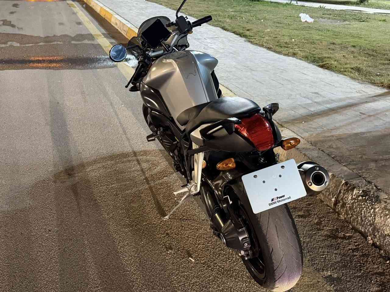 Bmwk1200r 2005 وارد ياباني الدراجة كفالة عامة بيهة حاضنة و واقية طين و واقية مكينة
كاربوت فايبر حقيقي ماشي ٦٠الف و بيهة شاشة GPS carpuride اصليه ٢٧٠دولار 

و بيهة نظام تعليق ohlins سويدي 

الدراجة بحالة الوكالة و دهن امانة الله بس موتل و سعرهة مناسب ***********
