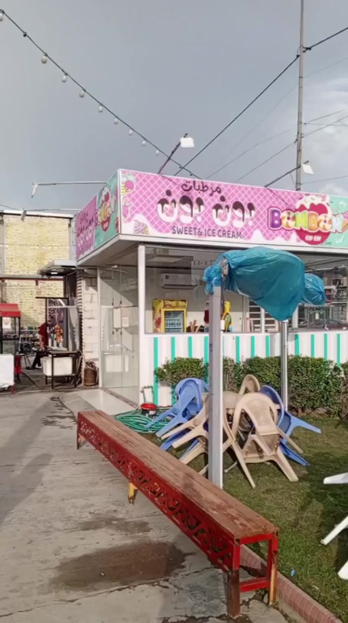 محل للبيع
 او للايجار في منطقة العامرية شارع المضيف داخل منتزة ارض المسرة مساحه 5متر طول 3متر عرض فارغ أو مع الاغراض حسب الاتفاق علمآ إن المحل مرطبات للاستفسار الاتصال ***********
