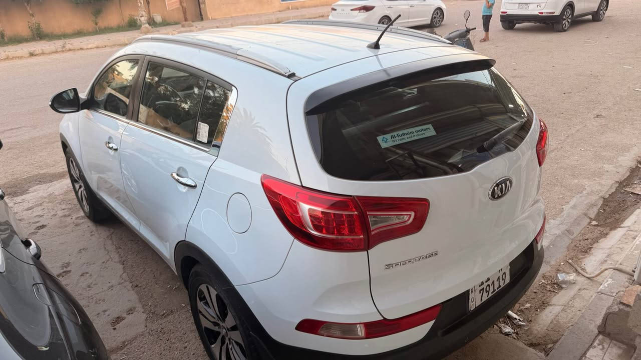 كيا سبورتج ٢٠١٤ رقم بغداد دولي 
ماشيه ١٠٠ وشويه 

سيارة جديدة بالباكيت 
كفالة عامة من كلشي 

نضافتها شرط اخت الزيرو 

ميحتاج شرح السيارة من كل النواحي مكفولة 
مكينة كير تبريد صدر تخم تاير 

السعر ١٦٠ ورقة 
العنوان ديالى - بعقوبة - شفتة 
للاتصال *********** بعقوبة, ديالى

