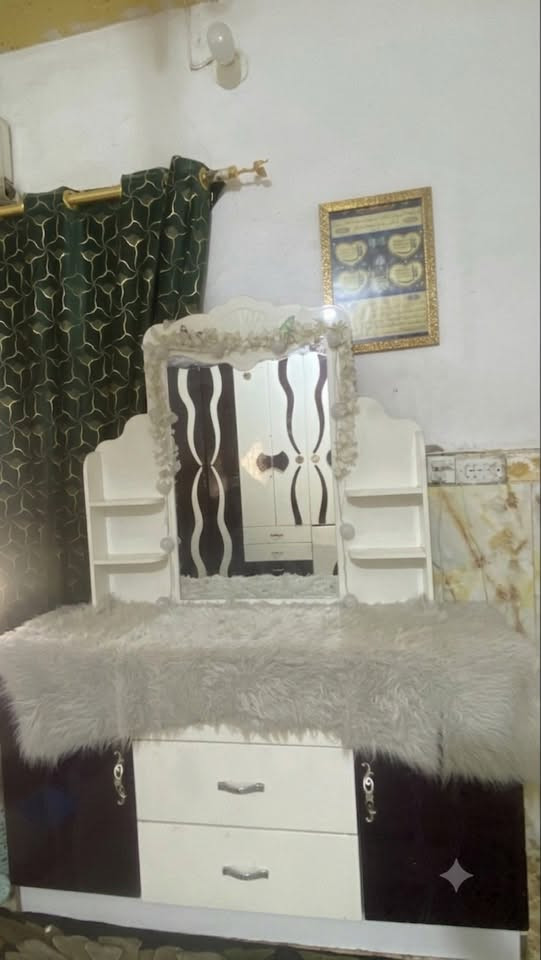 غرفةً نومً للبيع نظيفة ومرتبة كاملة  للتواصل  عبر الواتساب ***********
كنتور 

وجربايه

مراية

زاوية 

ميز بلازما
