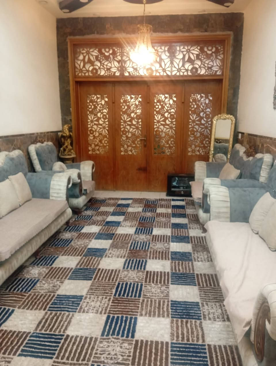 السلام عليكم من رخصت الادمن بيت 150م ام نجم قرب ساحة باسم 3طوابق 5غرف نوم استقبال مطبخ حولي للاستفسار مراجعة صاحب الدار ***********. الرقم الثاني ***********
