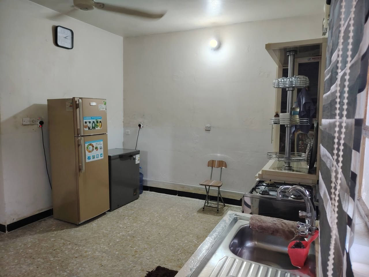 بيت للبيع وبسعر مغري.
السلام عليكم ورحمة الله وبركاته يتوفر منزل في بغداد تحديدًا الاستكشافات في الحبيبية  قسم ال١٠٠
يَبعُد عن
 مطعم وليد أبو الگص والشارع العام  ٥ دقائق

 الخدمات:
 ماء وكهرباء وتصريف صحي. 

المنزل مساحته ١٠٠ متر مربع ومسلح طابوق حصرًا

محتوياته:
 طارمة و حمام خارجي
واستقبال ومطبخ ذو بابين منفصلين مع غرفة ومخزن ودرج يؤدي الى سطح نظيف جدًا وجاهز لبناء طابق ثاني
كما تم ادراج  الصور التي تخص المنزل أدناه

للأستفسار و التواصل عبر الرقم الآتي:
(    ***********   )
