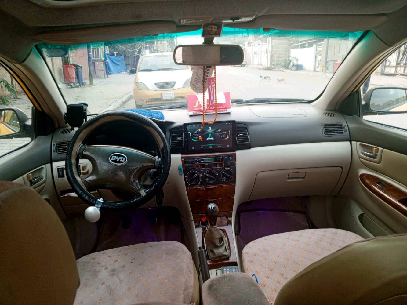 يالله سلام عليكم 
بي واي دي موديل 2013 اف 3بيها ضربه ب الجاملغ الامامي وبنيد مصبوغ بيها خياس بالقماره كد اصبع كير محرك كفاله تبريد شغال بس نزرفت الصونده وطار الغاز تدفئه شغاله تخم تاير جديد رقم بغداد بسمي وبيها الايسي واكف مكان السيارة الغزاليه شارع الضغط 
***********0