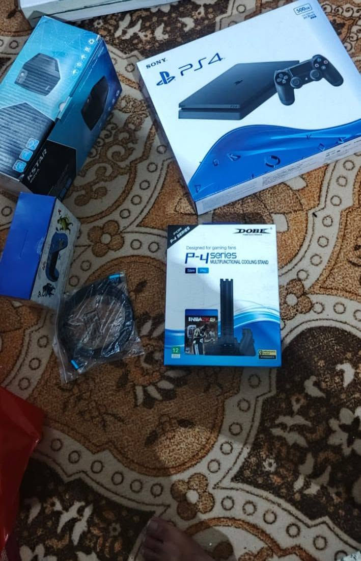 بلي 4 فات ماصاله حته سبوع من شتريته ويا يوبي اس ويدات ثنين وستاند شحن وتبريد  وكامل ملحقاته سعر 350 وبي مجال مكان ناصريه مركز ***********
