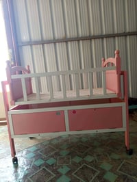 سرير للبيع نظيف استعمال قليل  السعر 60  للاستفسار 07831154034