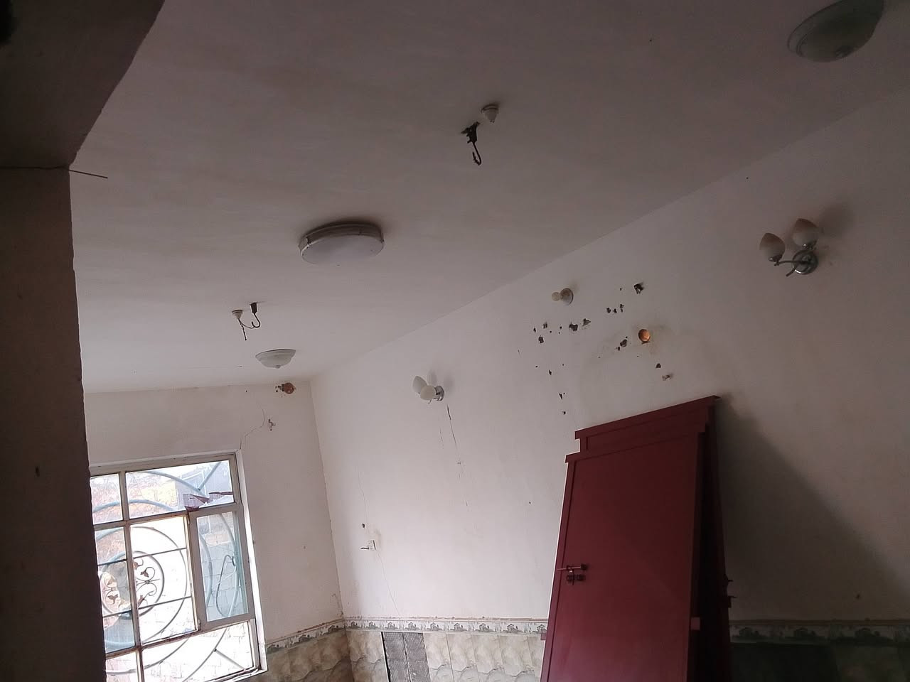 السلام عليكم من رخصت الئادمن بيت 300متر للبيع او للئيجار في حي الئمين مقابيل سفينه النجات *********** للستفسار ولبيت ركن عله شارعين وتبليط بل باب ومجاري متوفر وماء وكهرباء وشكرا
