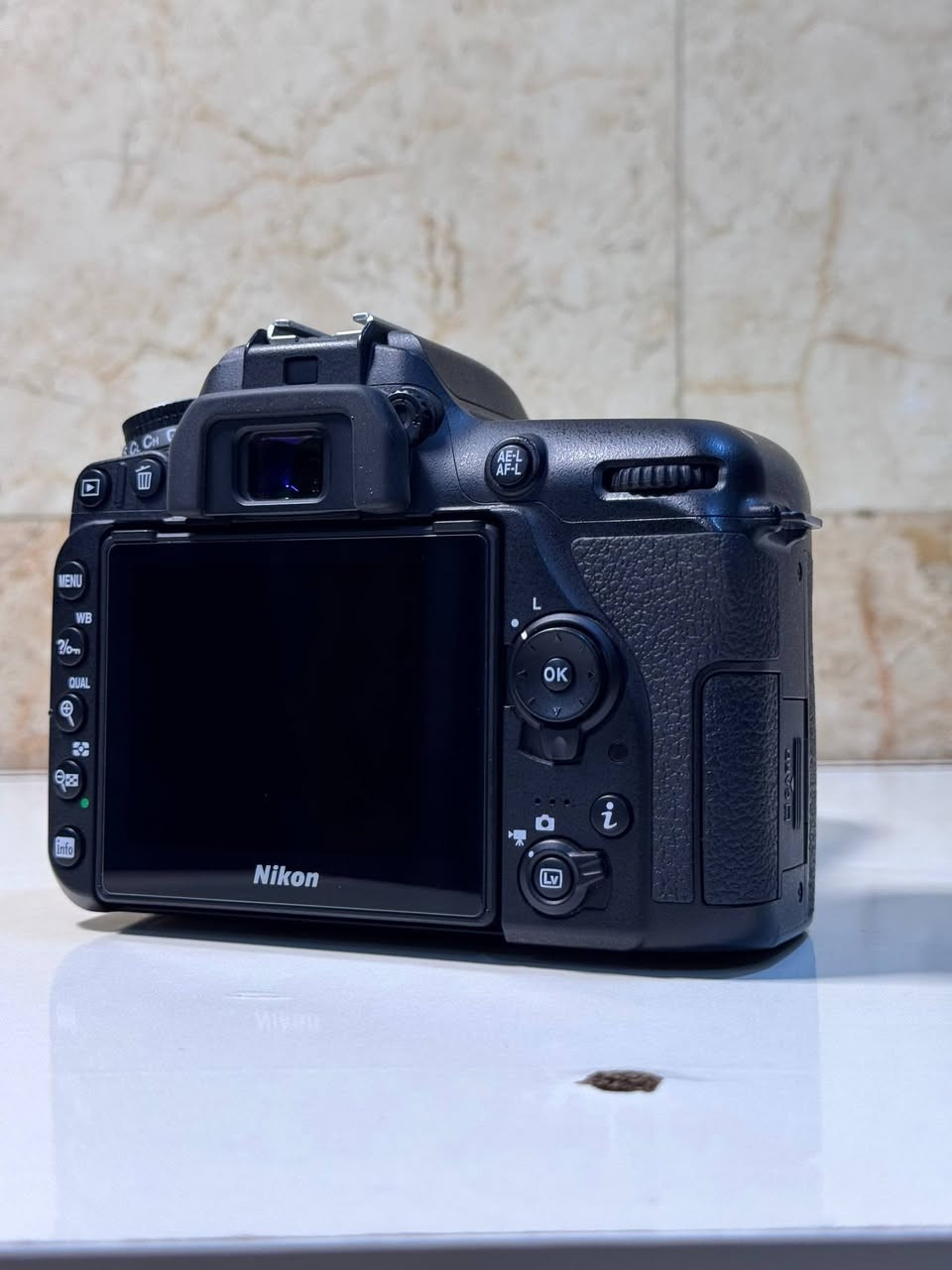 كامره نيكون D7500اخت الجديده 
للبيع
ملحقاته كامله حته كارتونه 
العنوان بصره ماكو توصيل رقمي ***********
