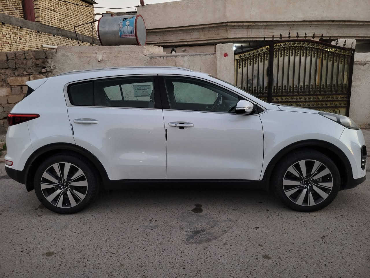 كيا سبورتج 2017 خليجي للبيع 
التفاصيل والمواصفات:
 * الموديل: 2017. 
 *  محرك 2000 دوش
 * اللون: أبيض 
 * الحالة الميكانيكية: المحرك والگير بحالة ممتازة جداً (نظافة واضحة بالصور).
 * المواصفات الداخلية:
   * شاشة وكاميرا خلفية.
   * تحكم ستيرن كامل.
   * بصمة تشغيل وبصمة أبواب.
   * تبريد قطعتين (ثلج).
   * داخل مخمل نظيف جداً مع تغليف كشنات.
 * المواصفات الخارجية:
   * لايتات عدسة مع لدات نهارية.
   * كاشفات رباعية (مواصفات مميزة).
   * حساسات أمامية وخلفية.
   * ويل كب كبير (كروم).
   * إشارات بالمرايا مع طي آلي.
الحالة العامة: السونار مرفق بل صور .
📍 الموقع: بغداد _حسينية المعامل
للاستفسار لاتصال على رقم الهاتف  فقط

📞***********
السعر 💲 176
 وبيها مجال
