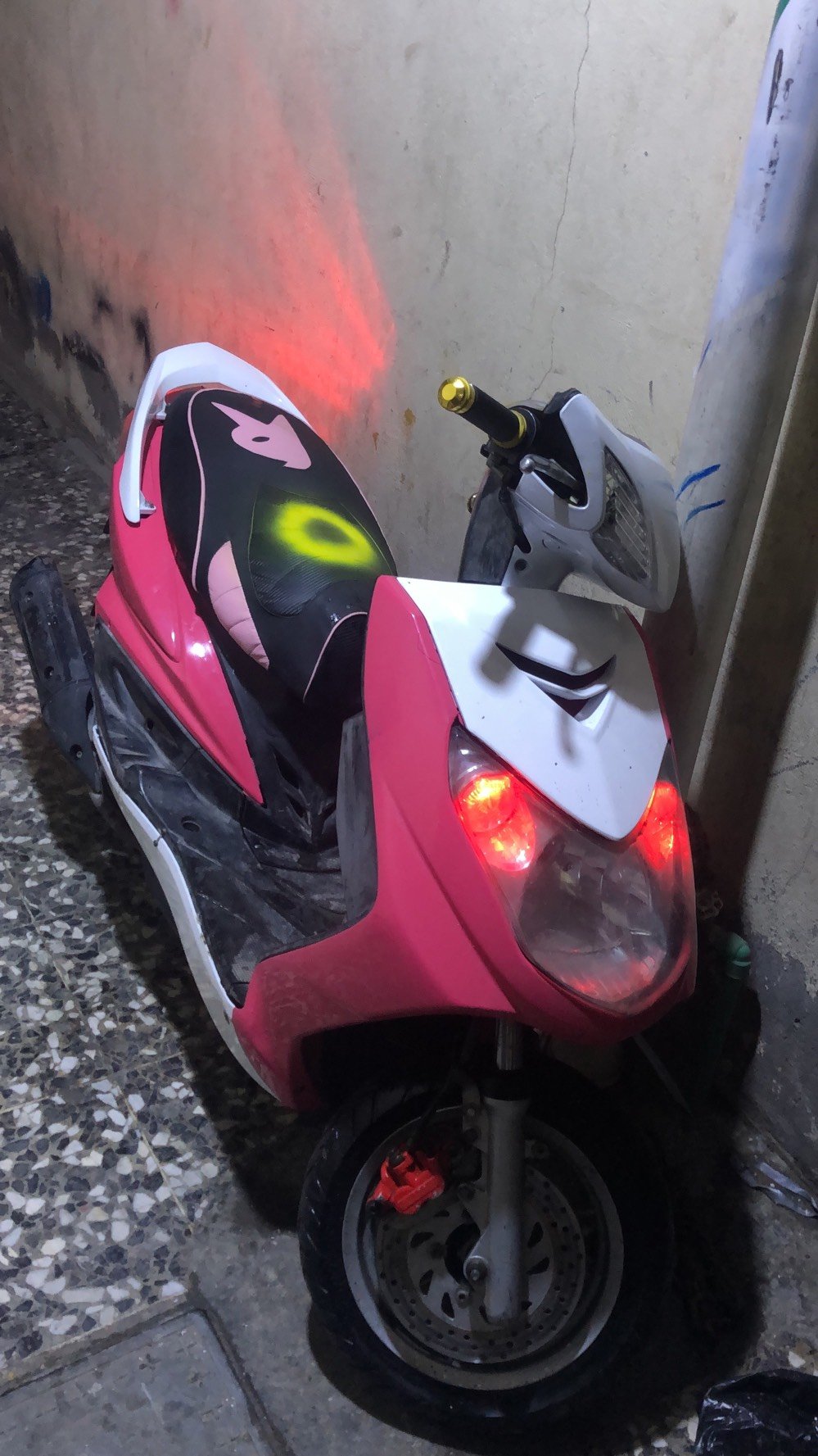 
شنو نوع واسمه هذا الأسكوتر؟: 
سكنس فحل 140 نوزل
هل توجد أي مشاكل ميكانيكية أو كهربائية بالأسكوتر؟: 
كفاله عامه 
شكد سعر الأسكوتر وهل السعر قابل للتفاوض؟: 
وبيها مجال 
أين يقع المكان الذي يمكن رؤية الأسكوتر فيه؟: 
بغداد الشعب