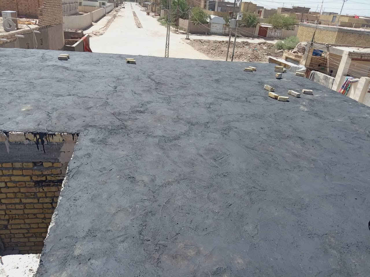 سلام عليكم
1-توفرت خباطه مع كادر صب 

2-حادله حجم كبير-وصغير 

3-كادر بناء بتلو وصب وزفت 

4-قلع ونقل الانقاذ          ***********

5-لبخ وبناء ورفع مواد +وعمل سطوح

       كادر العمل حسن المقاول
