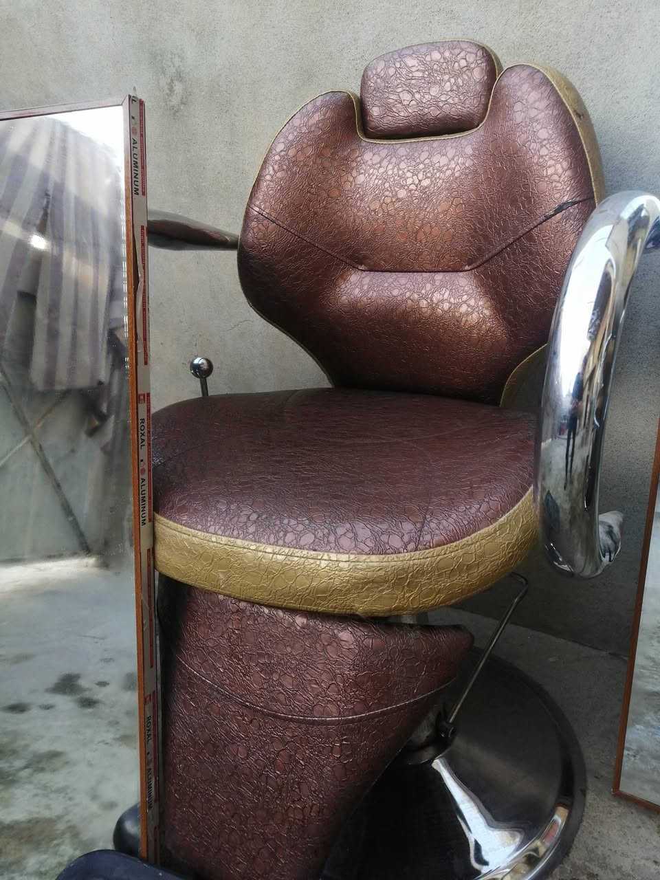 كراسي عدد 3 للبيع مع مرايات للبيع شراي دز مسج ع واتساب ***********
