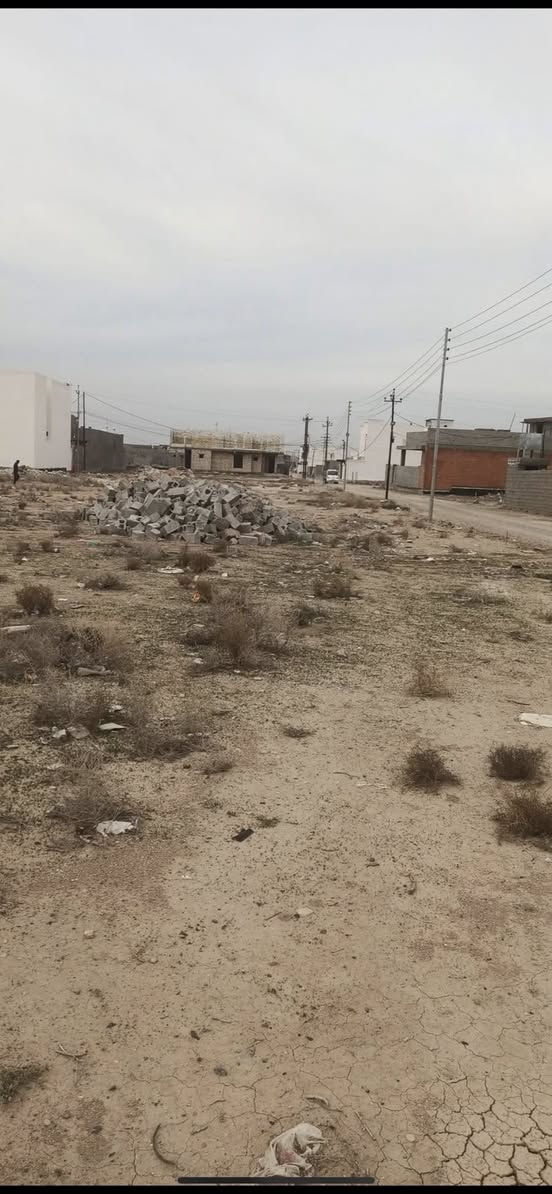 قطعه ارض للبيع مساحه1200متر واجهيه 34متر 
العنوان خمسه كيلو قرب محطه بانزين اسوار المدينه 
شارع12بصف شارع 40الي نافذ من دولي خدمات كامله 
ماء كهرباء وسكن وسوك كلش قريب عليها ودولي طالع بالتصوير سعر 100 متر 7ملايين 
***********
