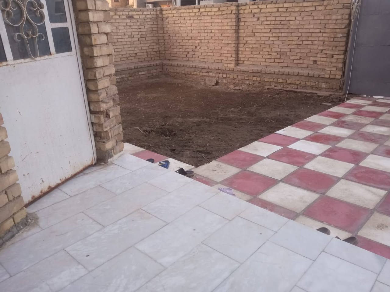 دار للبيع طابو صرف موقع مميز ركن
المساحة 300م
يقع حي الكفاءات بدايه المهندسين خلف مركز تأهيل الجرحى
عرض الشارع 22 م
طابقين الرضي غرفة نوم عدد 2 سويت
الطابق الثاني نفس الارضي3 غرف و مجمع صحيات استقبال مطبخ هول صحيات عدد3 وخارجة وحده
وخلفيات عرض مترين بامتداد البيت
للاسيتفسار 
اتصل على 
***********
