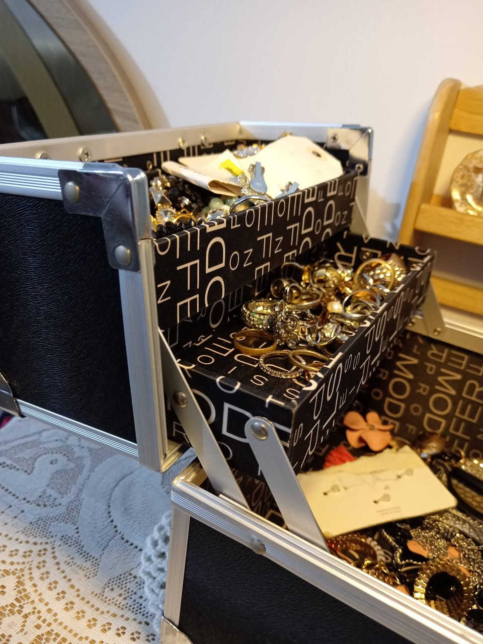 لوكر اكسسوارات او مكياج
طوابق
السعر ١٥
هههههه معليكم بالهوسه البي مابيه حيل افرغه


**إذا كنت صاحب هذا الإعلان وتريد حذفه لأي سبب، رجاءا أرسل رسالة إلى الدعم الفني**