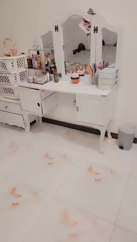 السلام عليكم غرفة للبيع مستخدمة يرادلهة ترتيب تركي السعر ٣٥٠ بصرة حي الموظفين قرب ياسين خريبط ***********
