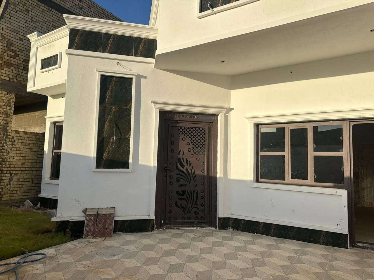 عرض مميز للسكن🏫
دار حديث غير مسكون شغل درجة اولى مكفول صب الارضية رفت داخل مجمع سات ٧ كيلو 
المساحة ٢٠٠ متر 
السعر النهائي ٩٠ مليون قفل🔒 للاستفسار ***********
