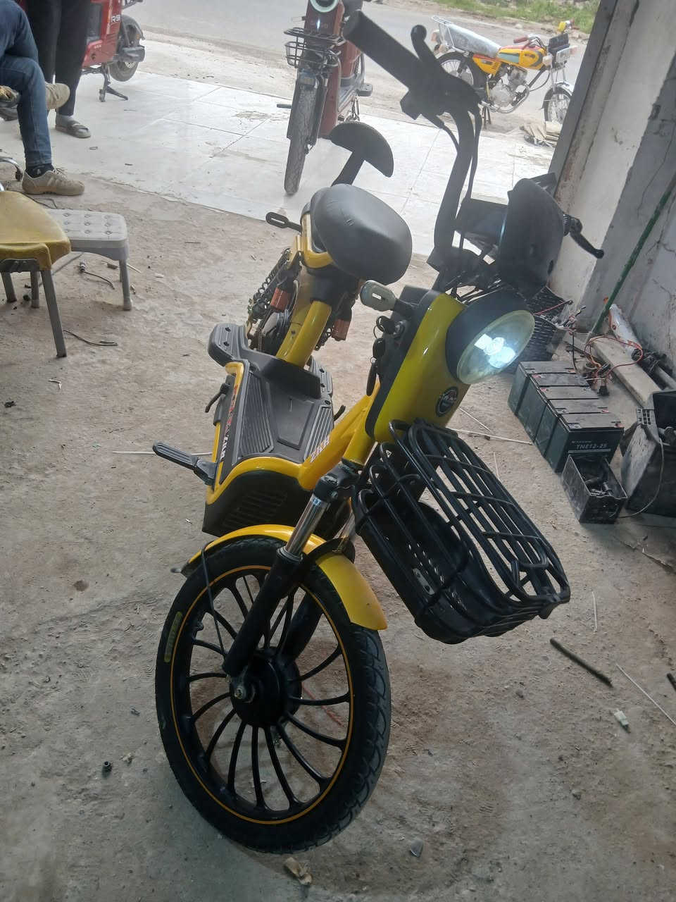 دراجة شحن للبيع جديدة مستخدم شهر بطارياتها ونلي الأصلية جدد سعرها ٢٥٠ وبيها مجال مكاني بعقوبة مدخل مفرك ***********
