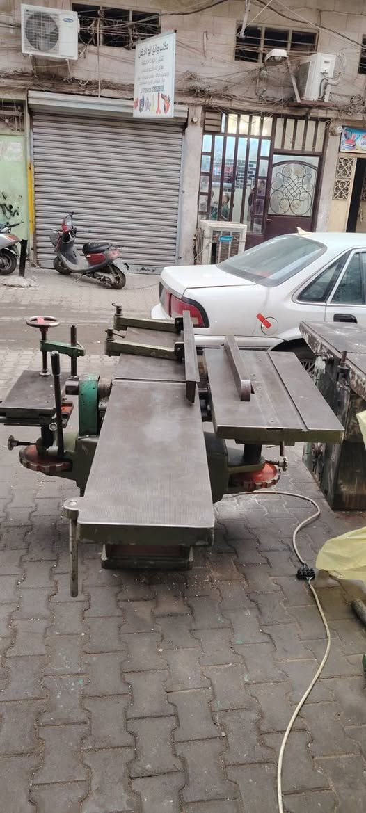 ثلاثيه تركية الصنع  الحديثه ابلاديه السعر مليونين وستميه مكان بغداد النهضة شارع الهادي رقم ***********
