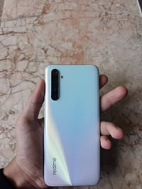 جهاز ريلمي 6 العادي مستخدم  كامل ملحقاته الشاحنة والكارتونة مالته  ذاك...