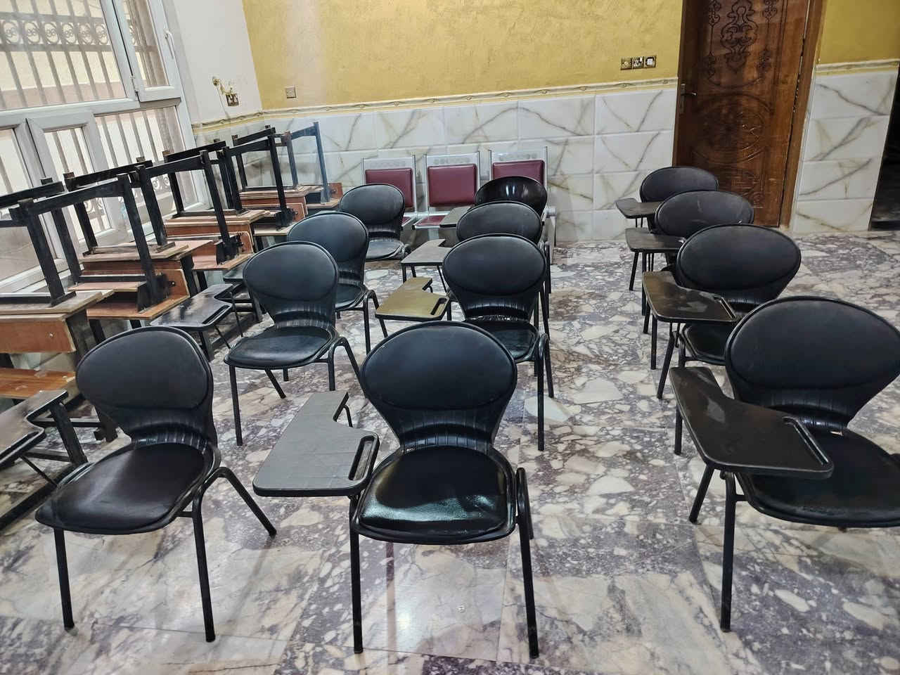 اغراض معهد للبيع 
استولات جامعية تركيه
رحلات خشب نفر واحد
سبورات حجم كبير ٢ متر و ٢متر و ٤٠

***********
